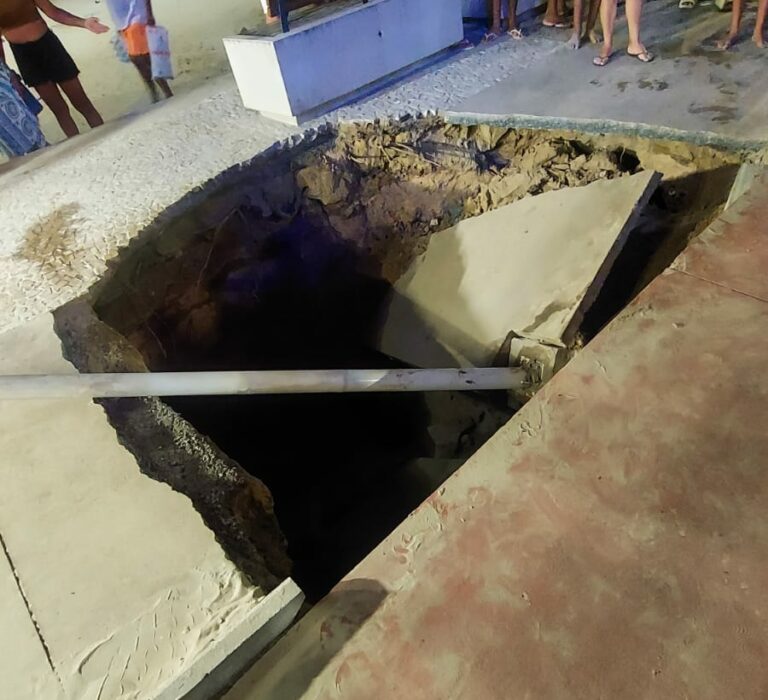Cratera se abre em calçadão de orla e pessoas caem dentro do buraco em cidade do litoral