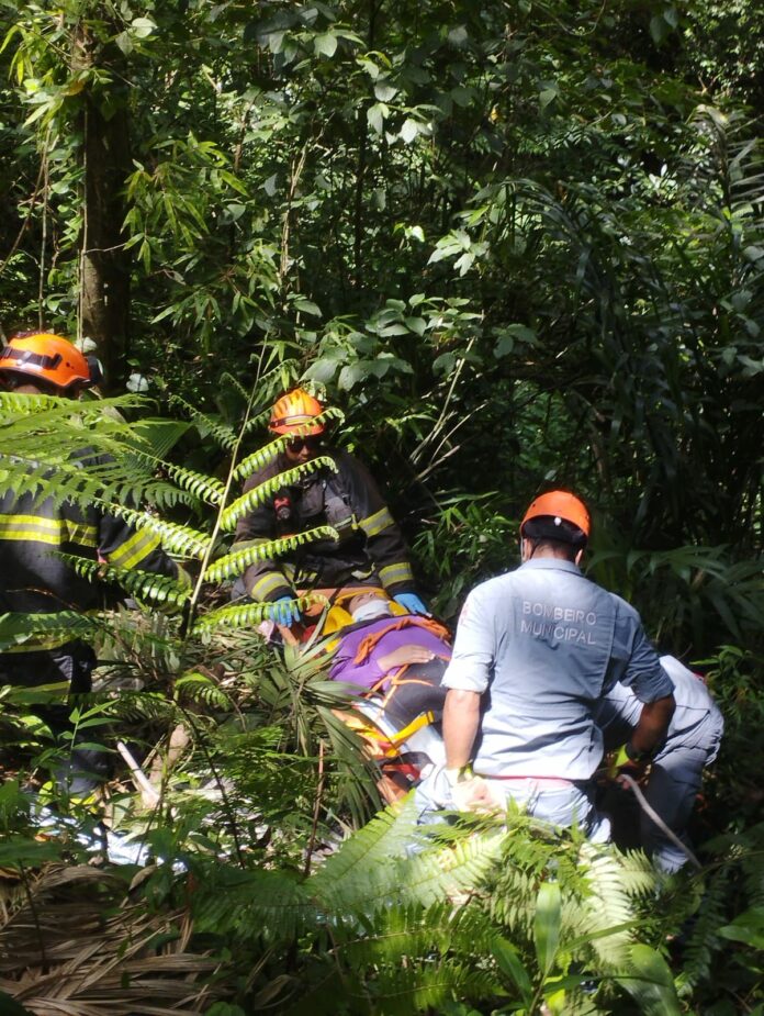 Jovem cai de ribanceira de 15 metros após sofrer acidente na Oswaldo Cruz em Ubatuba