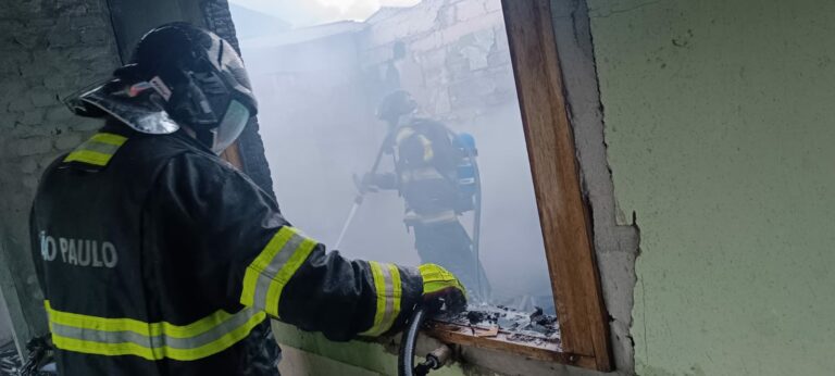 Incêndio em residência mobiliza bombeiros em Caraguatatuba