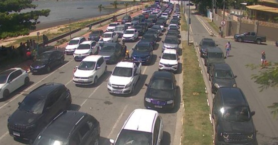 Travessia de balsa entre Ilhabela e São Sebastião registra fila de 3 horas de espera na volta do Carnaval