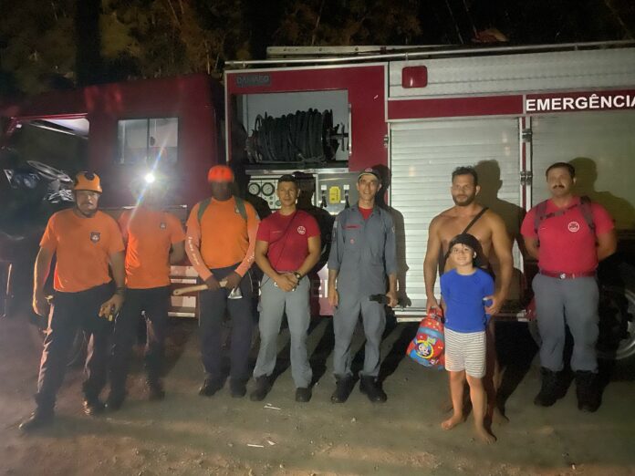 Bombeiros e Defesa Civil de São Sebastião resgatam pai e filho em trilha