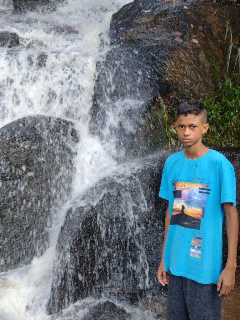 Equipes do corpo de bombeiro retomam buscas por jovem desaparecido em cachoeira