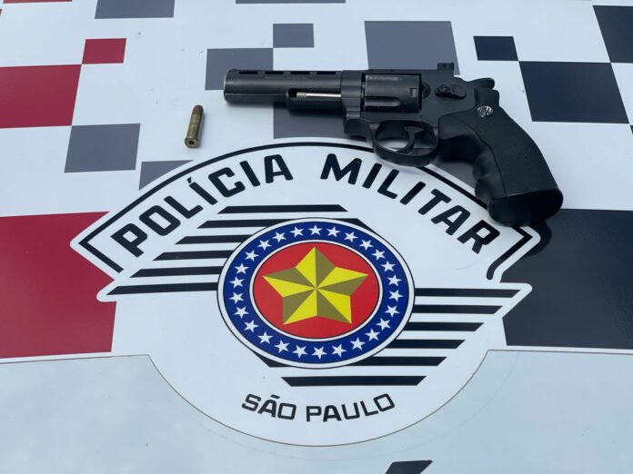 Procurado por tráfico de drogas é preso com arma falsa em Areias