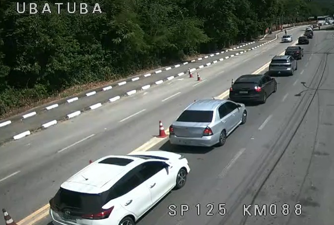 Rodovia Oswaldo Cruz registra congestionamento em retorno do Carnaval