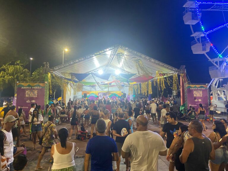 Arena Verão Cubatão Folia 2025 fecha 4º dia com centenas de pessoas aproveitando o carnaval no Píer do Casqueiro