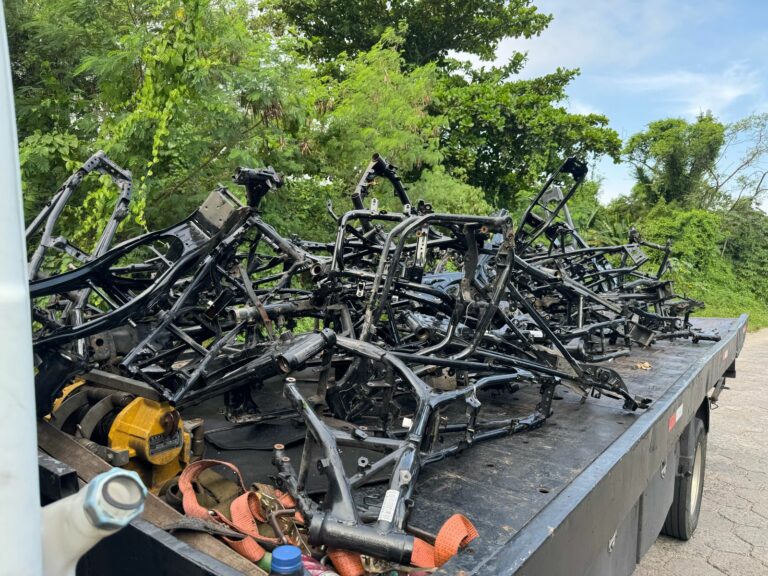 Mais de 40 quadros de motocicletas roubadas são encontrados em área de mata de São Vicente