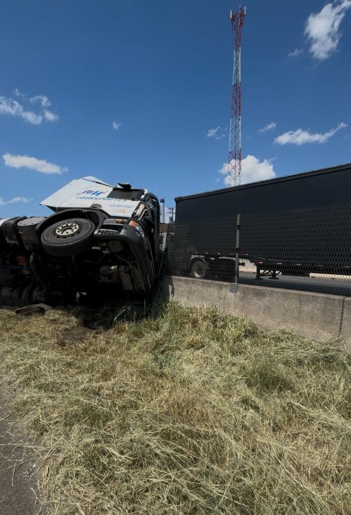 Acidente com carreta interdita a Dutra no sentido SP em Jacareí