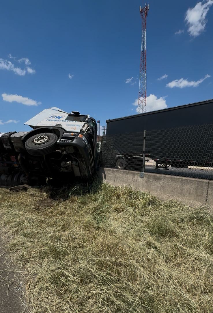 Acidente com carreta interdita a Dutra no sentido SP em Jacareí