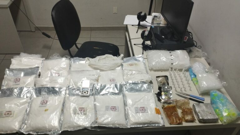 Guarda Municipal encontra carro abandonado com mais 3 mil porções de drogas