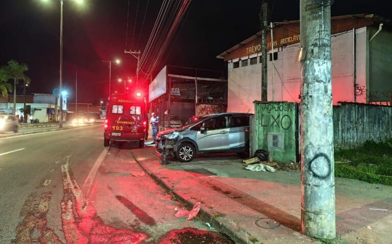 Mulher fica ferida após bater carro contra poste em Caraguatatuba