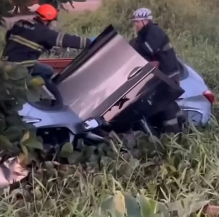 PM reformado tenta fugir de assalto e morre após capotar carro e cair em canal de São Vicente