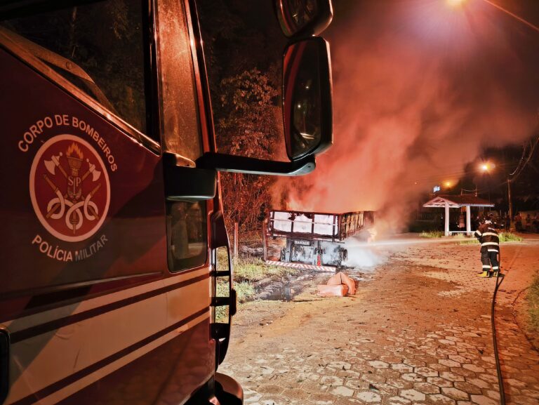 Carreta pega fogo e mobiliza bombeiros em Ubatuba