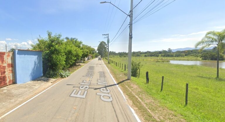 Homem morre e outras cinco pessoas ficam feridas após veículo bater contra poste em Pindamonhangaba