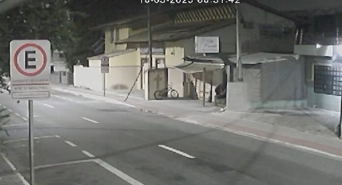 VÍDEO: Veja o momento em que o homem inicia incêndio que matou 4 pessoas em abrigo para pessoas vulneráveis em São José VÍDEO: Veja o momento em que o homem inicia incêndio que matou 4 pessoas em abrigo para pessoas vulneráveis em São José