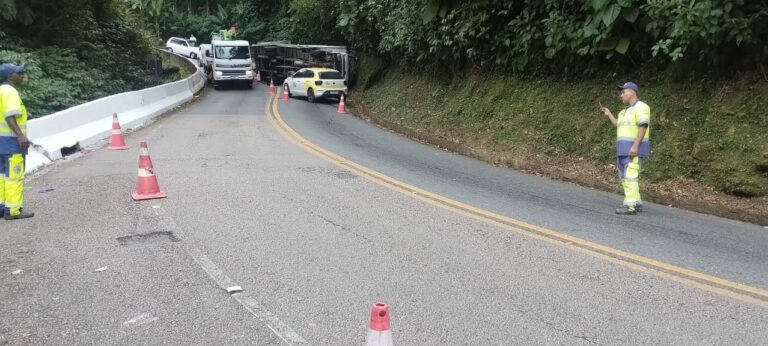 Caminhão capota e interdita a Oswaldo Cruz em Taubaté