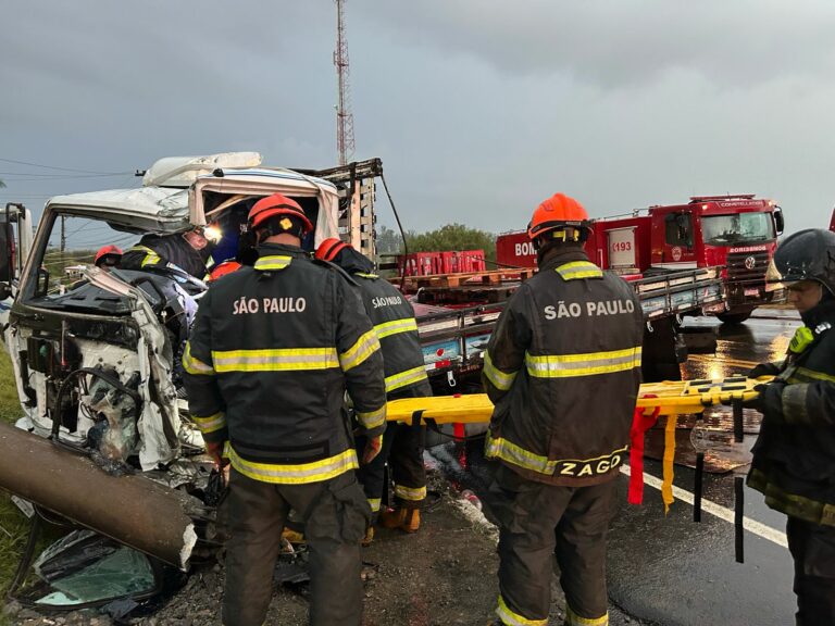 Caminhão bate em poste e motorista fica ferido em Pindamonhangaba