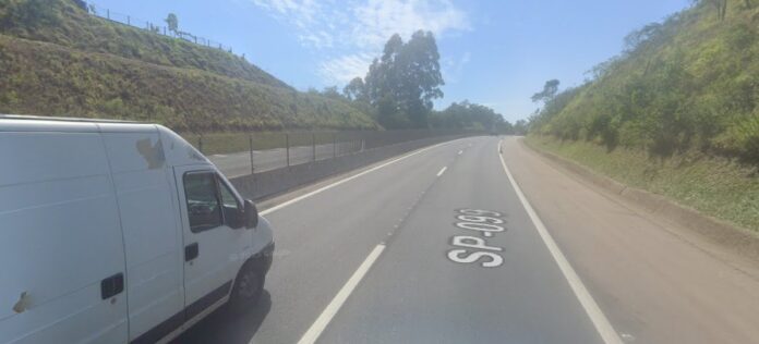 Acidente entre carro e caminhão deixa um ferido na Tamoios em São José Acidente entre carro e caminhão deixa um ferido na Tamoios em São José