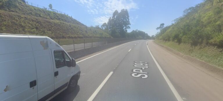 Acidente entre carro e caminhão deixa um ferido na Tamoios em São José