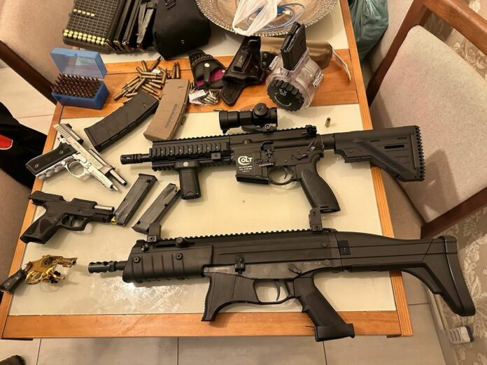 Suspeito de fornecer armas a traficantes é preso com arsenal em apartamento, em São José