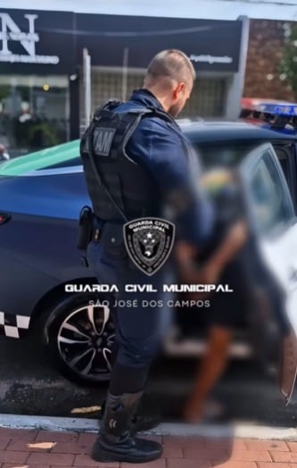 Homem é preso após ser flagrado furtando abrigo incendiado em São José