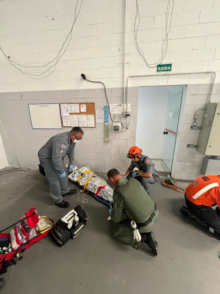 Trabalhadores ficam feridos após sofrerem choque elétrico em condomínio empresarial de São José