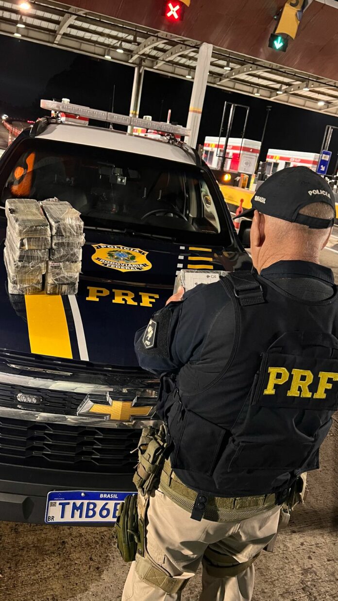 Casal é preso com mais de 10 kg de crack na Dutra, em Jacareí Casal é preso com mais de 10 kg de crack na Dutra, em Jacareí