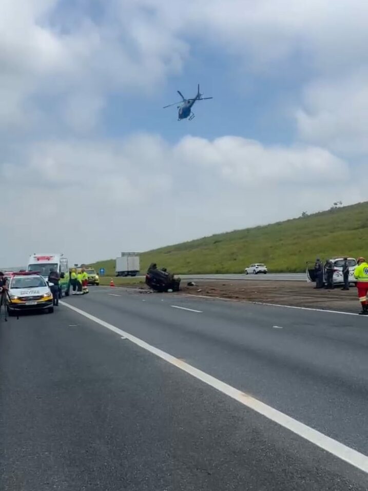 Carro capota e deixa três feridos na Carvalho Pinto, em Caçapava
