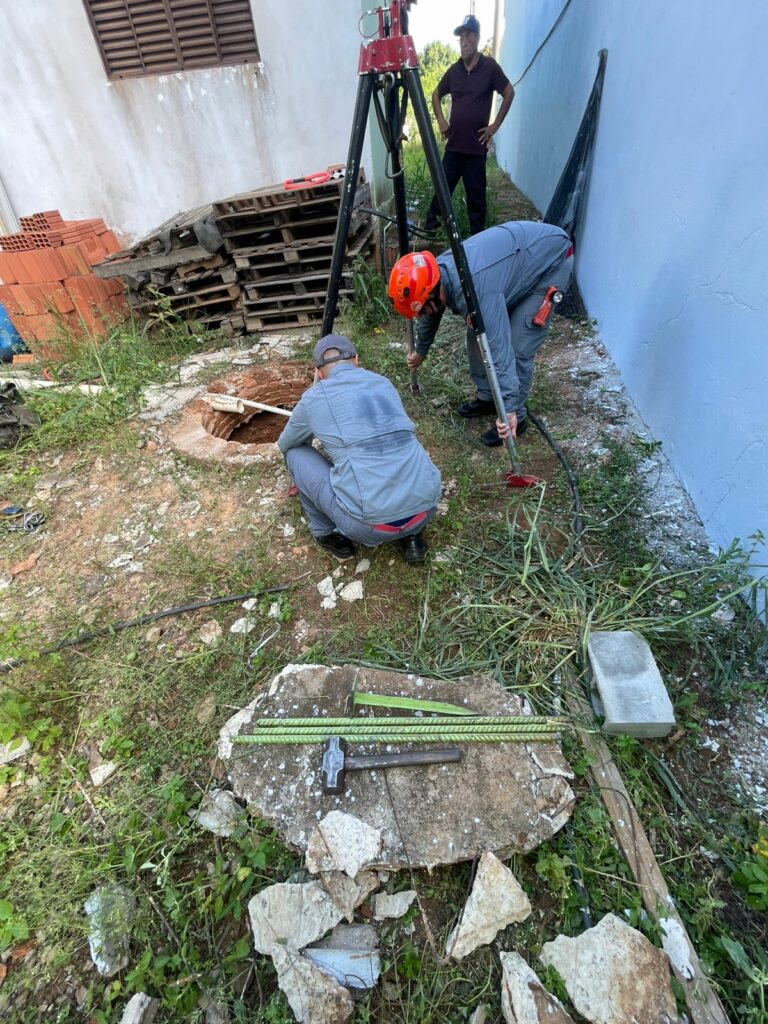 Idoso é resgatado pelos bombeiros após cair em poço de 15 metros