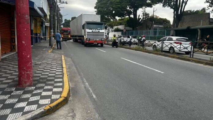 Motociclista morre após acidente com caminhão em Jacareí