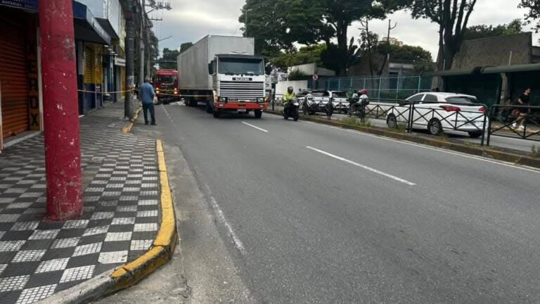 Motociclista morre após acidente com caminhão em Jacareí