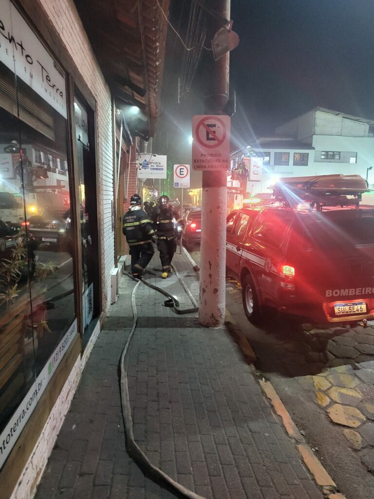 Idosa e neta são resgatadas de incêndio em loja, em Ilhabela