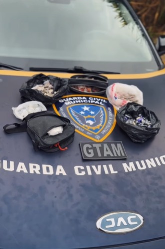 GCM prende homem com mais de 500 porções de drogas em São José