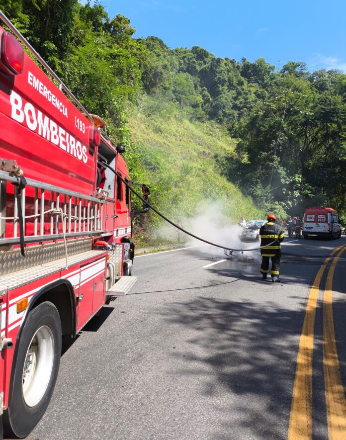 Mulher morre após bater moto contra carro na Rio-Santos em Ubatuba