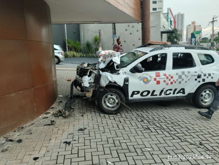Acidente com viatura da PM deixa quatro feridos