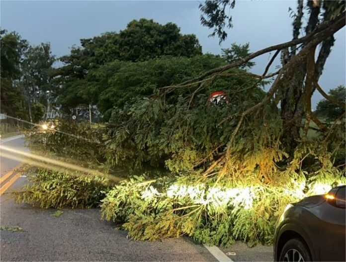 Chuva forte causa estragos em cidades do Vale do Paraíba
