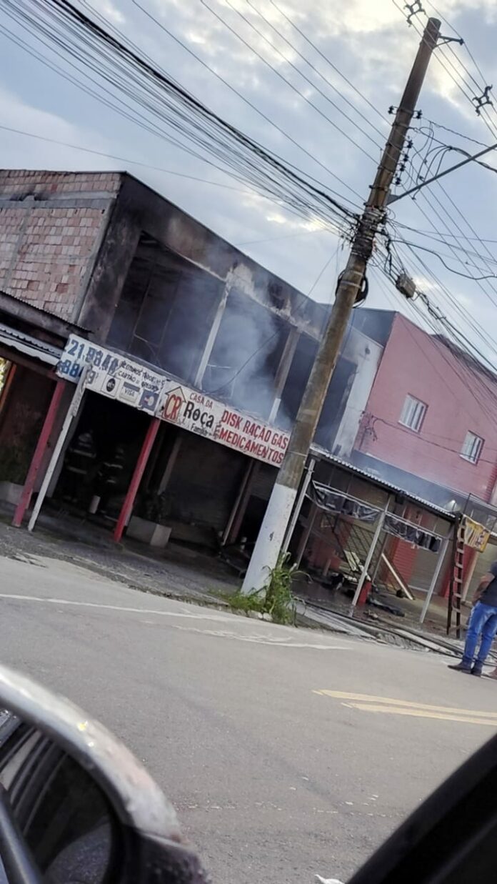 Loja de roupas pega fogo e mobiliza bombeiros em Pindamonhangaba