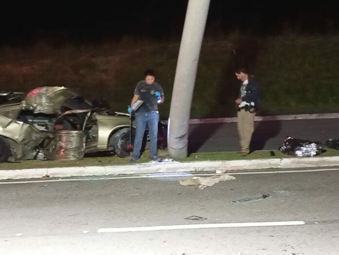 Homem e mulher morrem após carro colidir contra poste na zona leste de São José Homem e mulher morrem após carro colidir contra poste na zona leste de São José