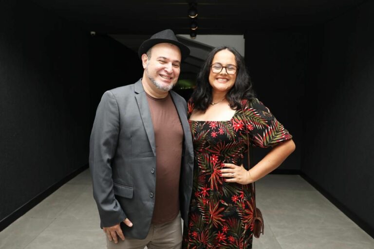 Paula e André Azenha lançam livros neste sábado respectivamente sobre culinária no cinema brasileiro e shows em Santos nos anos 2000