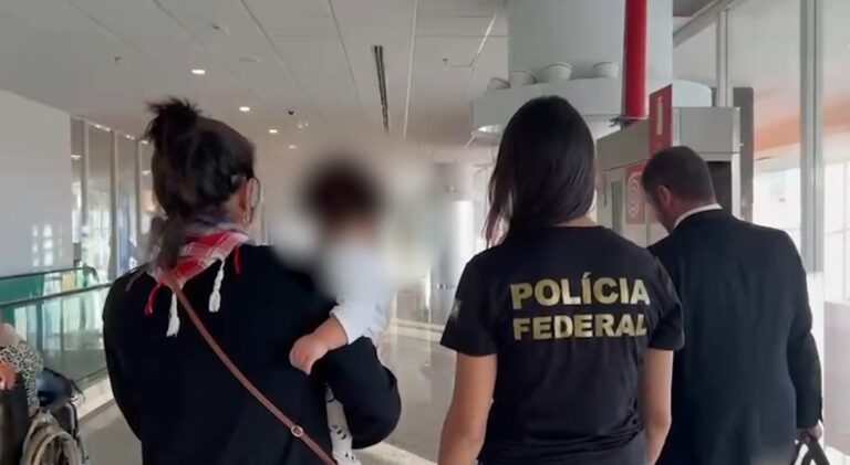 Bebê vítima de tráfico internacional de pessoas retorna ao Brasil após um ano e quatro meses