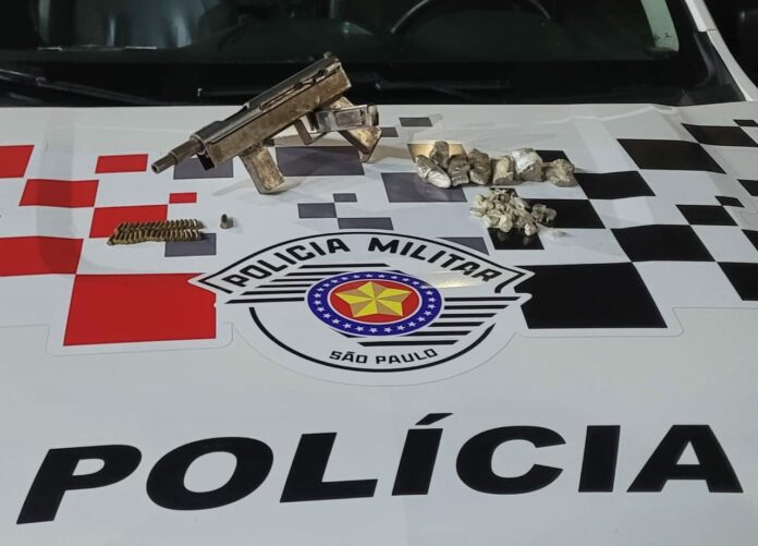 Homem é preso após ser flagrado com uma submetralhadora em Jacareí Homem é preso após ser flagrado com uma submetralhadora em Jacareí