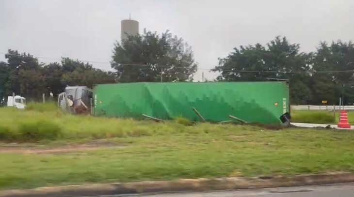 Carreta que transportava produtos eletrônicos capota e deixa uma pessoa ferida na Dutra em Taubaté