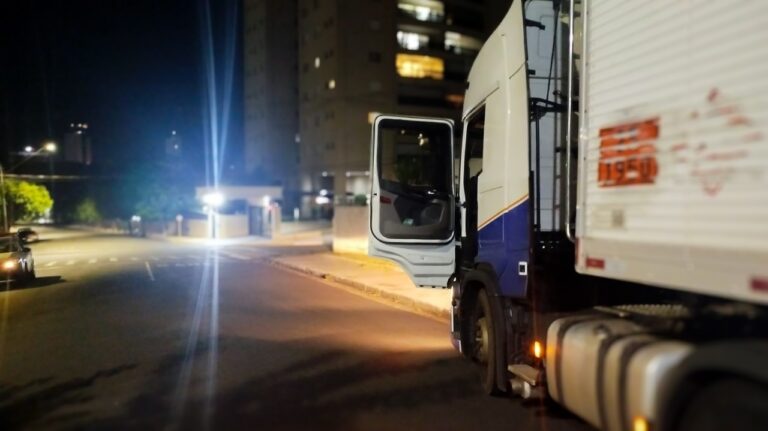 Caminhoneiro é detido após fugir de fiscalização e agredir agentes em Araçatuba