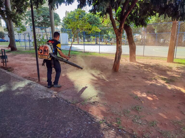 Prefeitura de Araçatuba realiza ações de limpeza nas praças João Pessoa e Getúlio Vargas