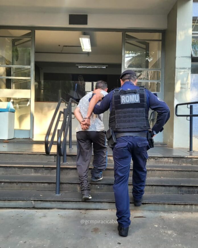 Homem bate em segurança para roubar chocolates e acaba preso