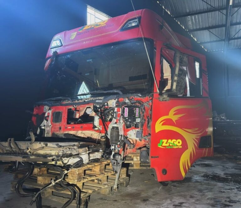 Caminhão roubado é encontrado em galpão usado pra desmanche em Itatiba