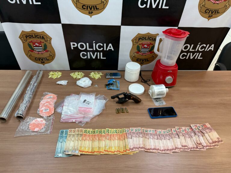 Durante a ação, os policiais encontraram um celular, três kits contendo 78 microtubos de cocaína, além de um revólver calibre .38 escondido no forro da residência. Também foram apreendidas porções de cocaína e maconha, um pó químico utilizado para mistura de drogas, R$ 940 em dinheiro e um liquidificador com vestígios da substância ilícita.
