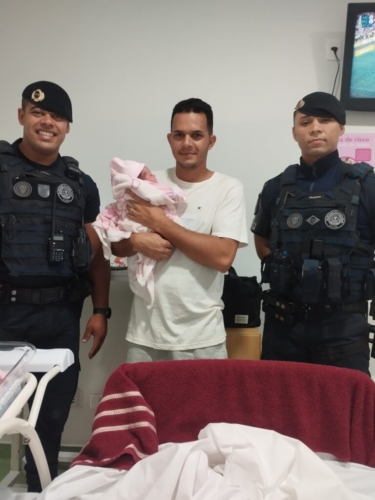 Mulher dá à luz dentro de carro e GCM escolta família até chegada a hospital em Santos