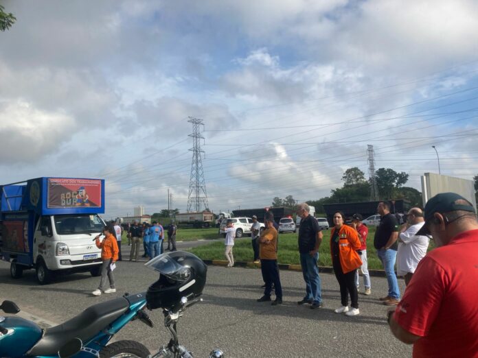 Petroleiros da Revap, em São José, aderem à greve nacional nesta quarta-feira (26) Petroleiros da Revap, em São José, aderem à greve nacional nesta quarta-feira (26)