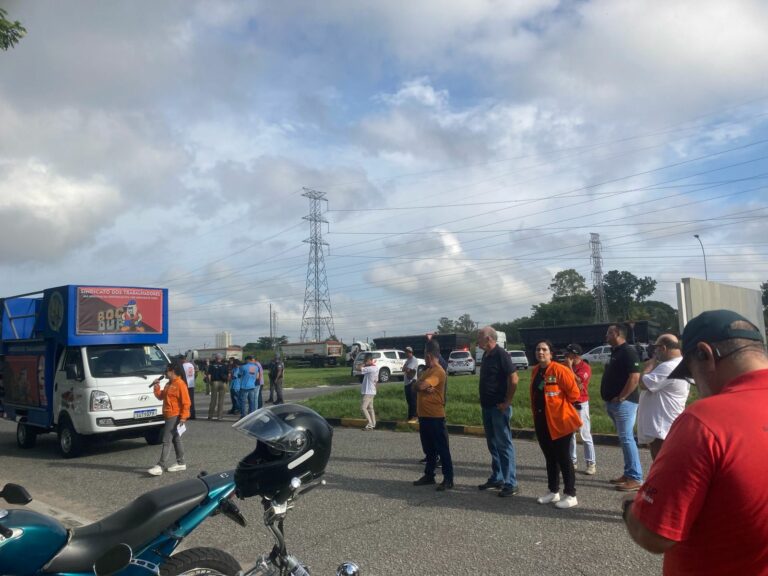 Petroleiros da Revap, em São José, aderem à greve nacional nesta quarta-feira (26)