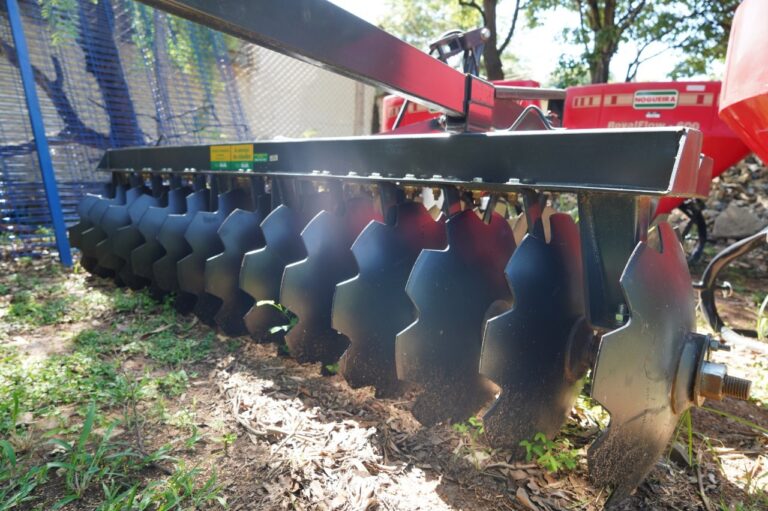 Prefeitura de Araçatuba entrega equipamentos agrícolas para associações rurais